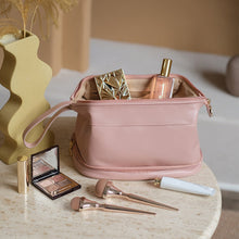 Laden Sie das Bild in den Galerie-Viewer, Tragbare Reisekosmetiktasche aus Leder