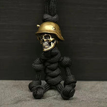 Laden Sie das Bild in den Galerie-Viewer, Skelett Soldat Paracord Schlüsselanhänger