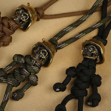 Laden Sie das Bild in den Galerie-Viewer, Skelett Soldat Paracord Schlüsselanhänger