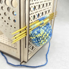 Laden Sie das Bild in den Galerie-Viewer, All-in-One-Garnschale aus Holz – multifunktionales Strickwerkzeug