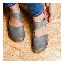 Laden Sie das Bild in den Galerie-Viewer, Vintage & Weiche Klett Mary Jane Sandalen