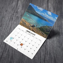 Laden Sie das Bild in den Galerie-Viewer, Kalender 2025: Hunde kacken an schönen Orten
