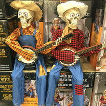 Laden Sie das Bild in den Galerie-Viewer, Lustige animierte Duell-Banjo-Skelette
