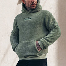 Laden Sie das Bild in den Galerie-Viewer, Modischer Herren-Plüschpullover mit Kapuze
