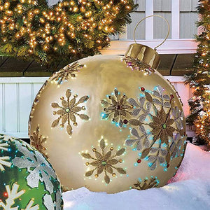 Aufblasbarer Weihnachtsball im Freien dekoriert