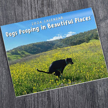 Laden Sie das Bild in den Galerie-Viewer, Kalender 2024: Hunde kacken an schönen Orten
