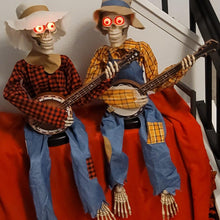 Laden Sie das Bild in den Galerie-Viewer, Lustige animierte Duell-Banjo-Skelette
